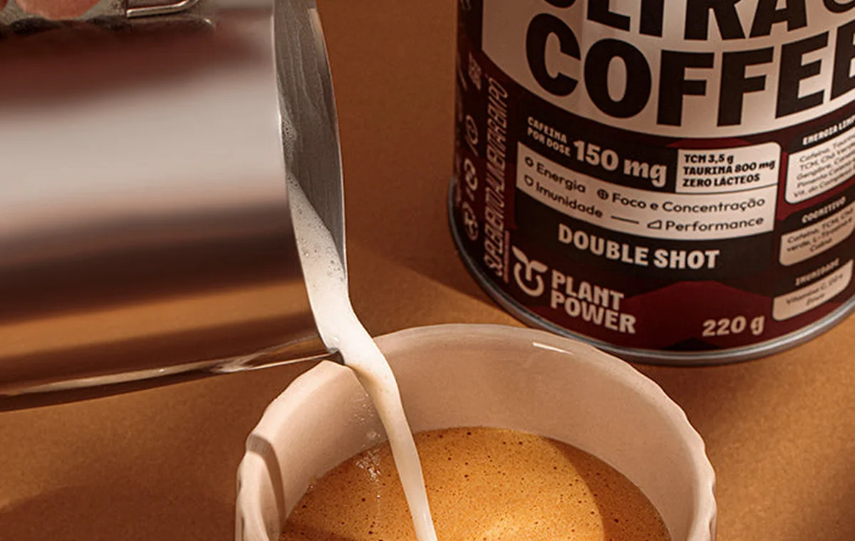 Ultracoffee sendo servido em uma caneca.